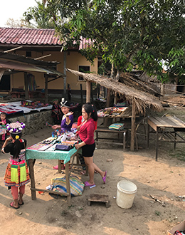ラオスの子どもたちの写真