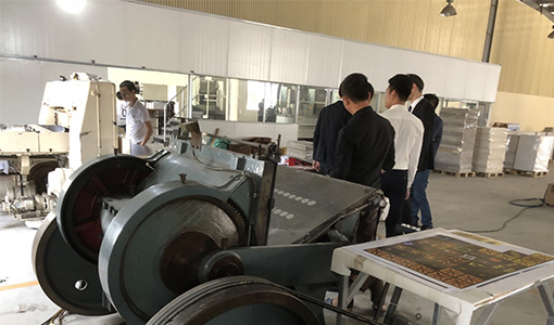 ベトナムの工場を視察している様子